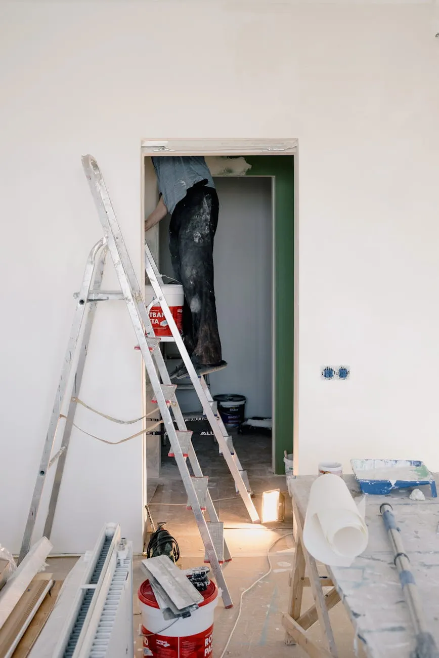  Person igang med at fjerne gammelt tapet og klargøre vægge for maling